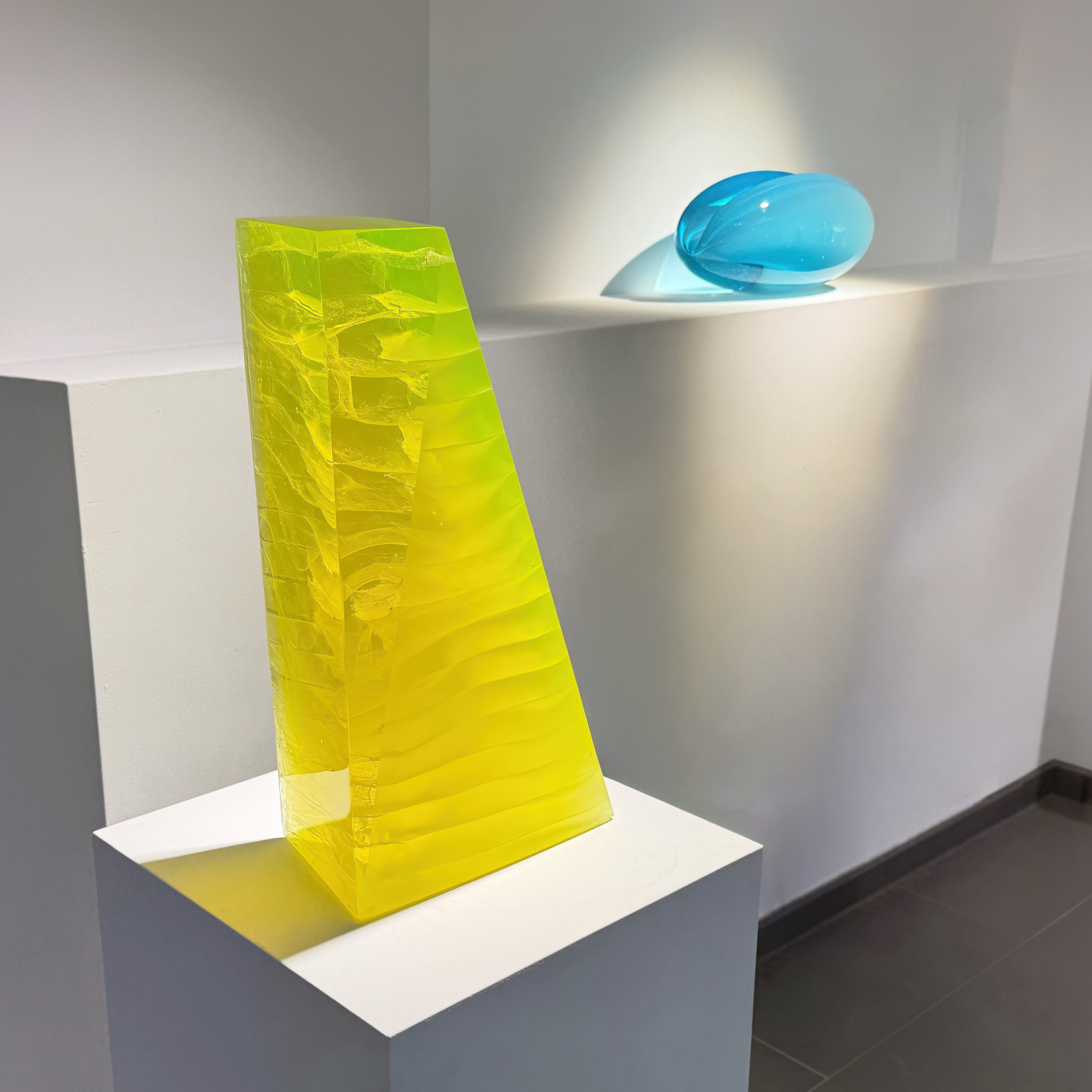 A perfect harmony of sculptural expression. - The sculpture “Block” by Petr Stanický together with “Ovo III” by Eva Vlčková reflects a refined interplay of geometry and light, demonstrating how glass can be mastered in its purest form.

Now on display in our gallery

#glassartist #artofglass #modernsculpture #contemporarysculpture #czechartists #glasscollector #artcurator #galleryart #hamburgart #fineglassart #glassdesign #internationalartists #collectart #minimalart #designart